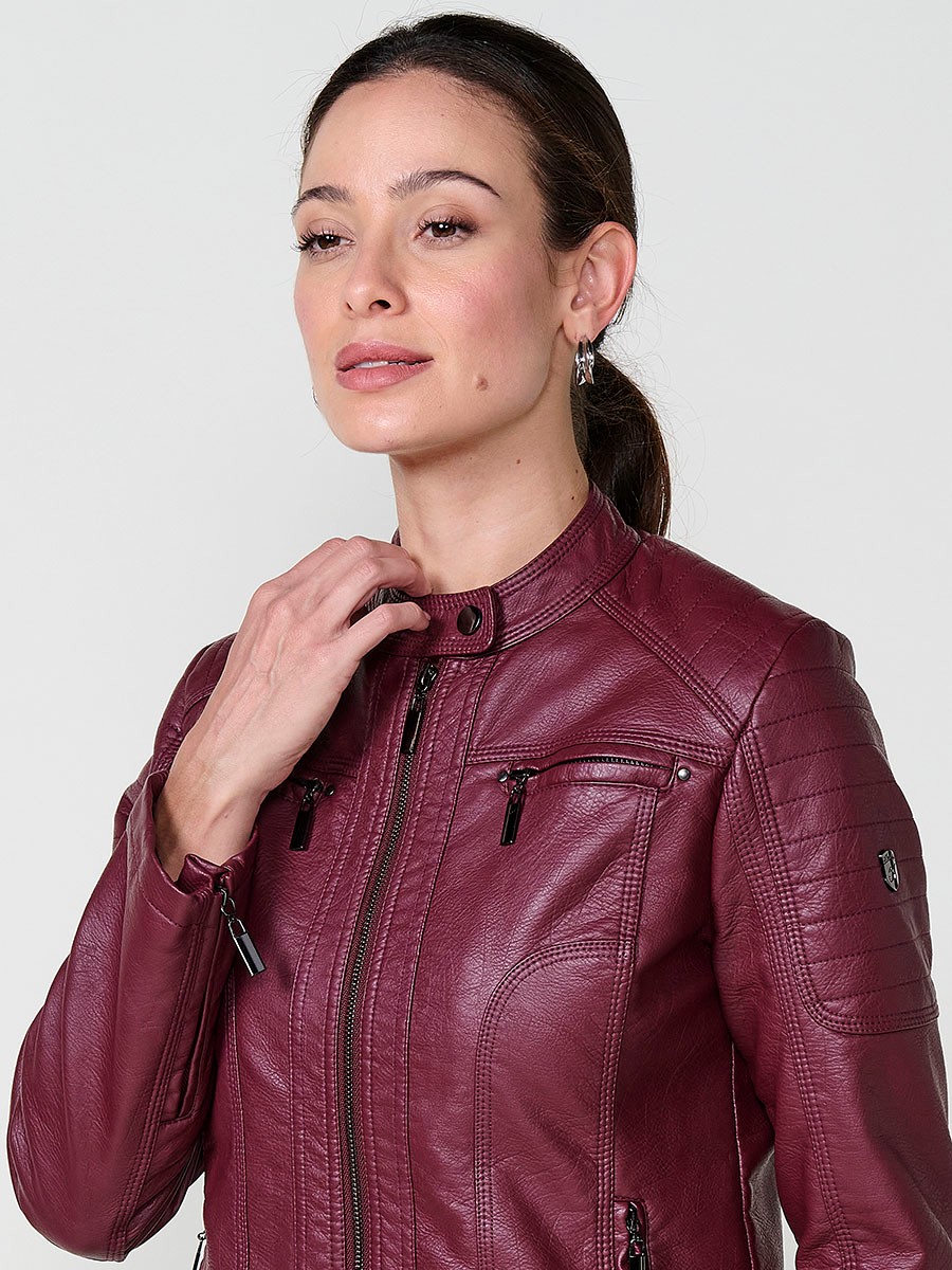 Women’s biker jacket in burgundy faux leather, mao collar, metallic zipper closure and decorative chest pockets.