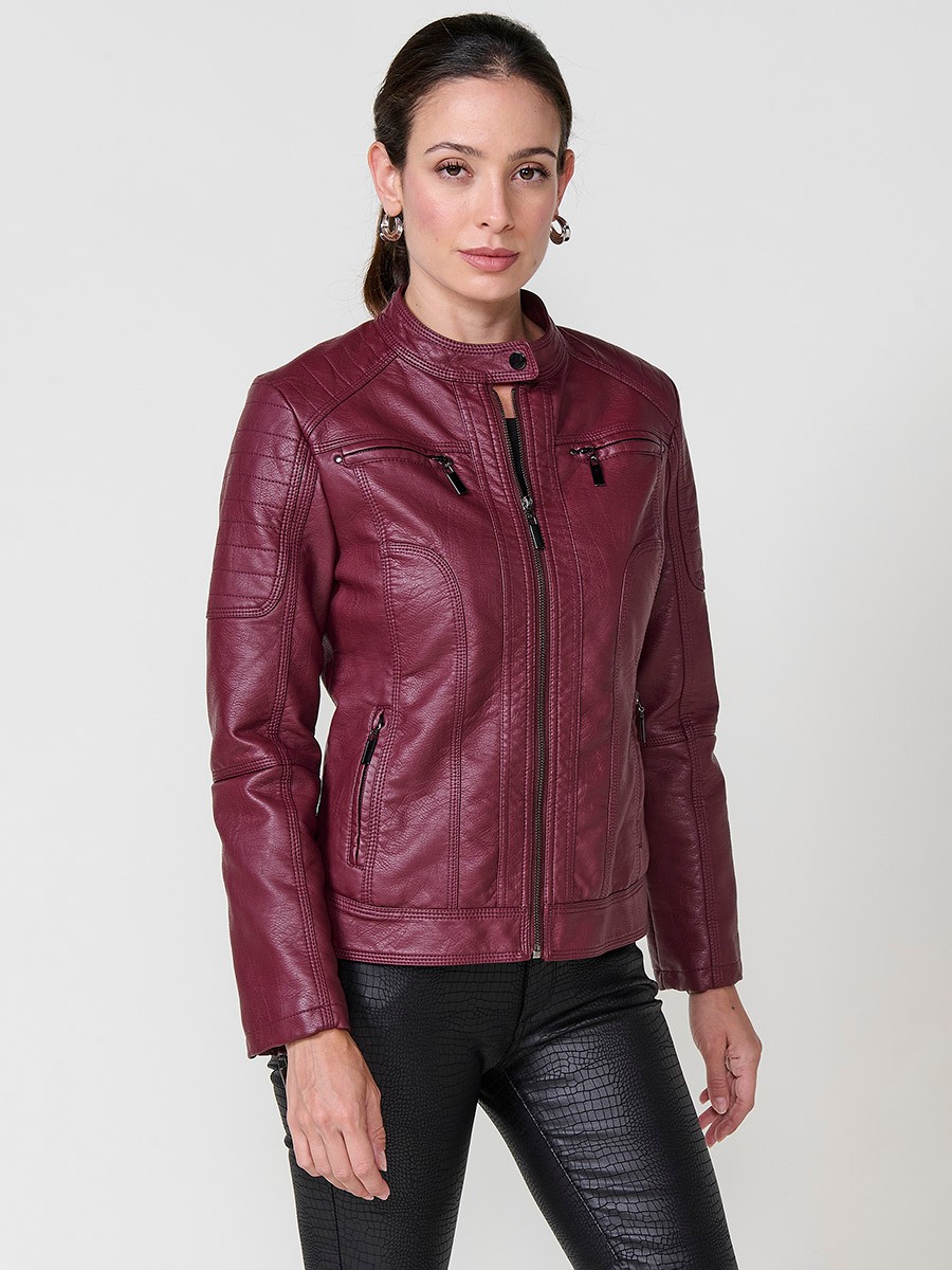 Women’s biker jacket in burgundy faux leather, mao collar, metallic zipper closure and decorative chest pockets.