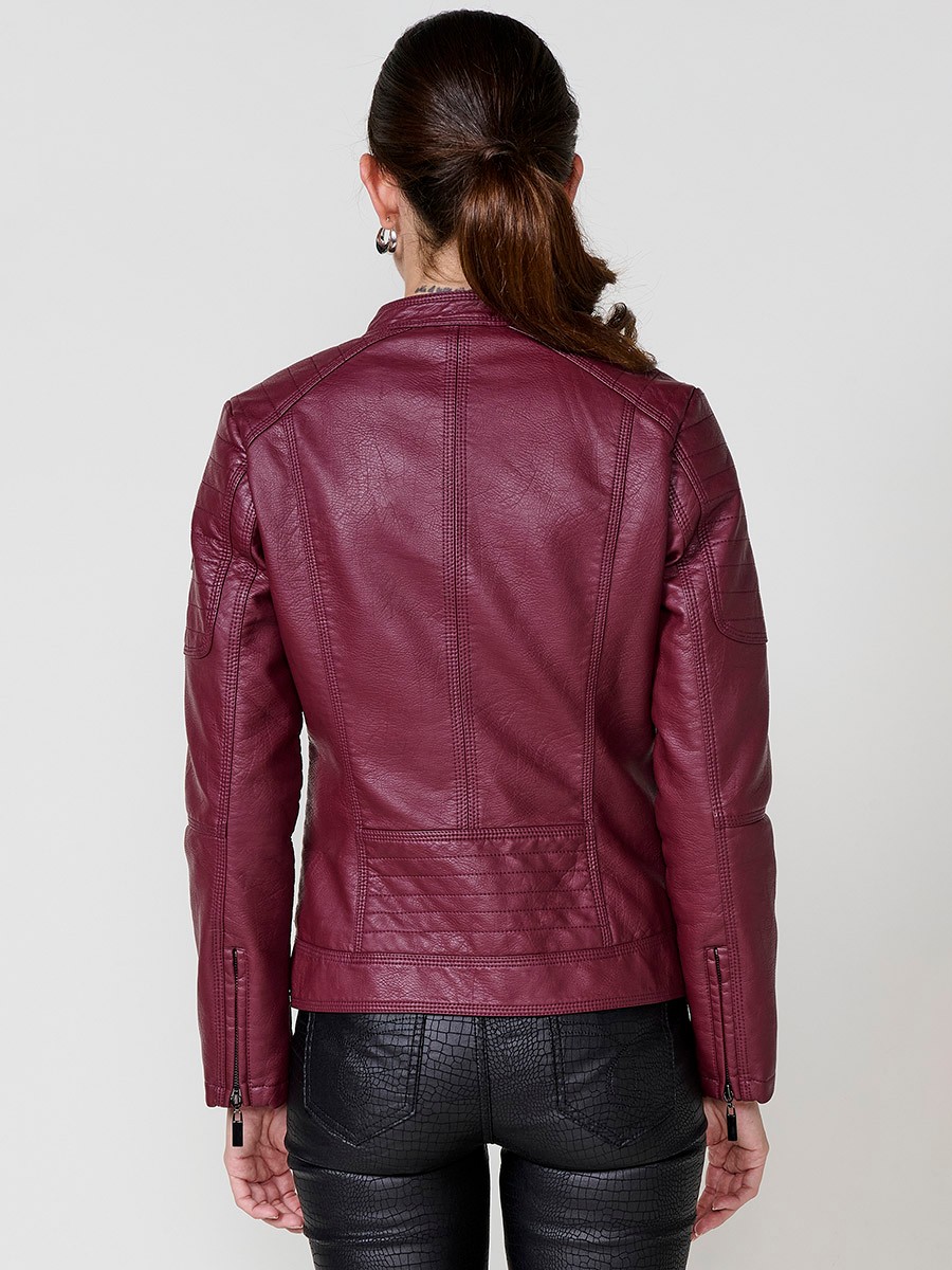 Women’s biker jacket in burgundy faux leather, mao collar, metallic zipper closure and decorative chest pockets.