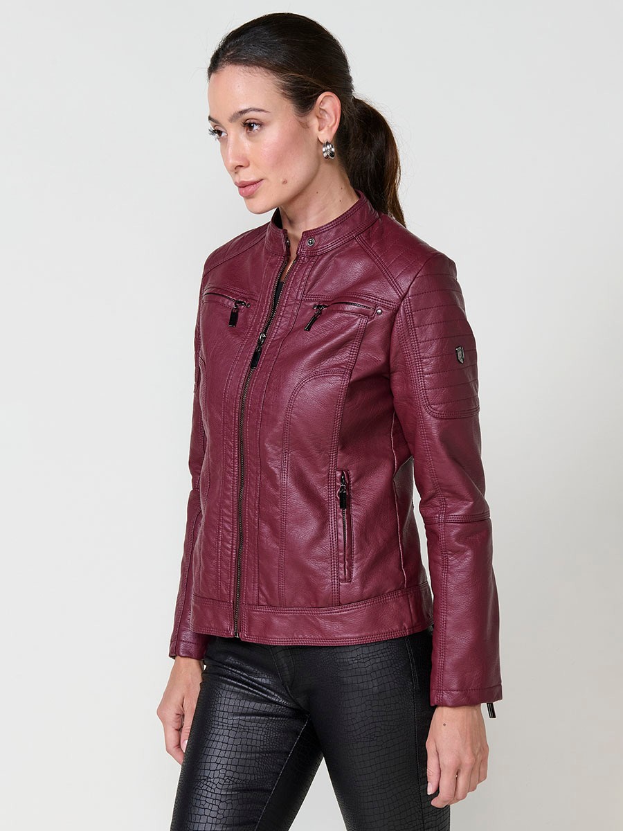Women’s biker jacket in burgundy faux leather, mao collar, metallic zipper closure and decorative chest pockets.