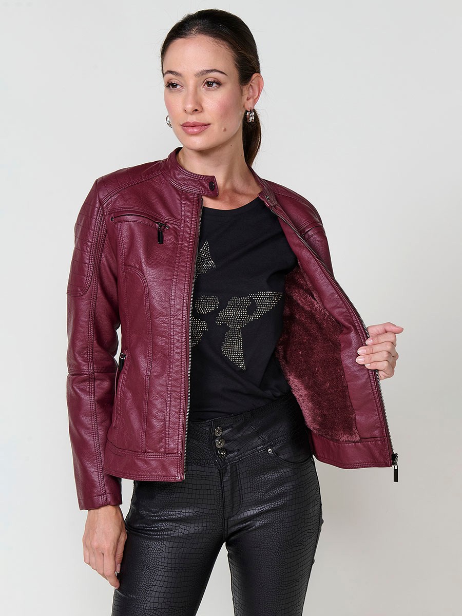 Women’s biker jacket in burgundy faux leather, mao collar, metallic zipper closure and decorative chest pockets.
