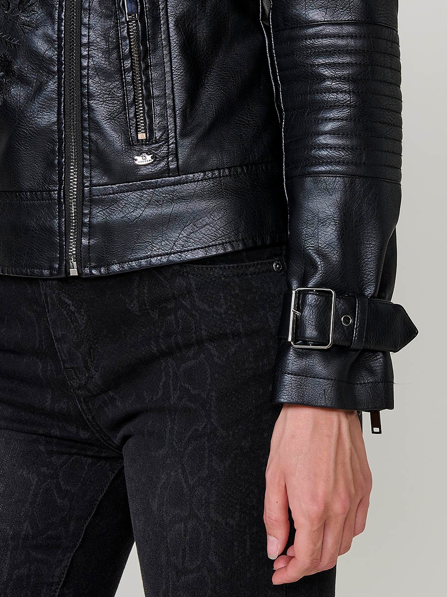 Women’s biker jacket in black faux leather, mao collar, metallic zipper closure and decorative chest pockets.