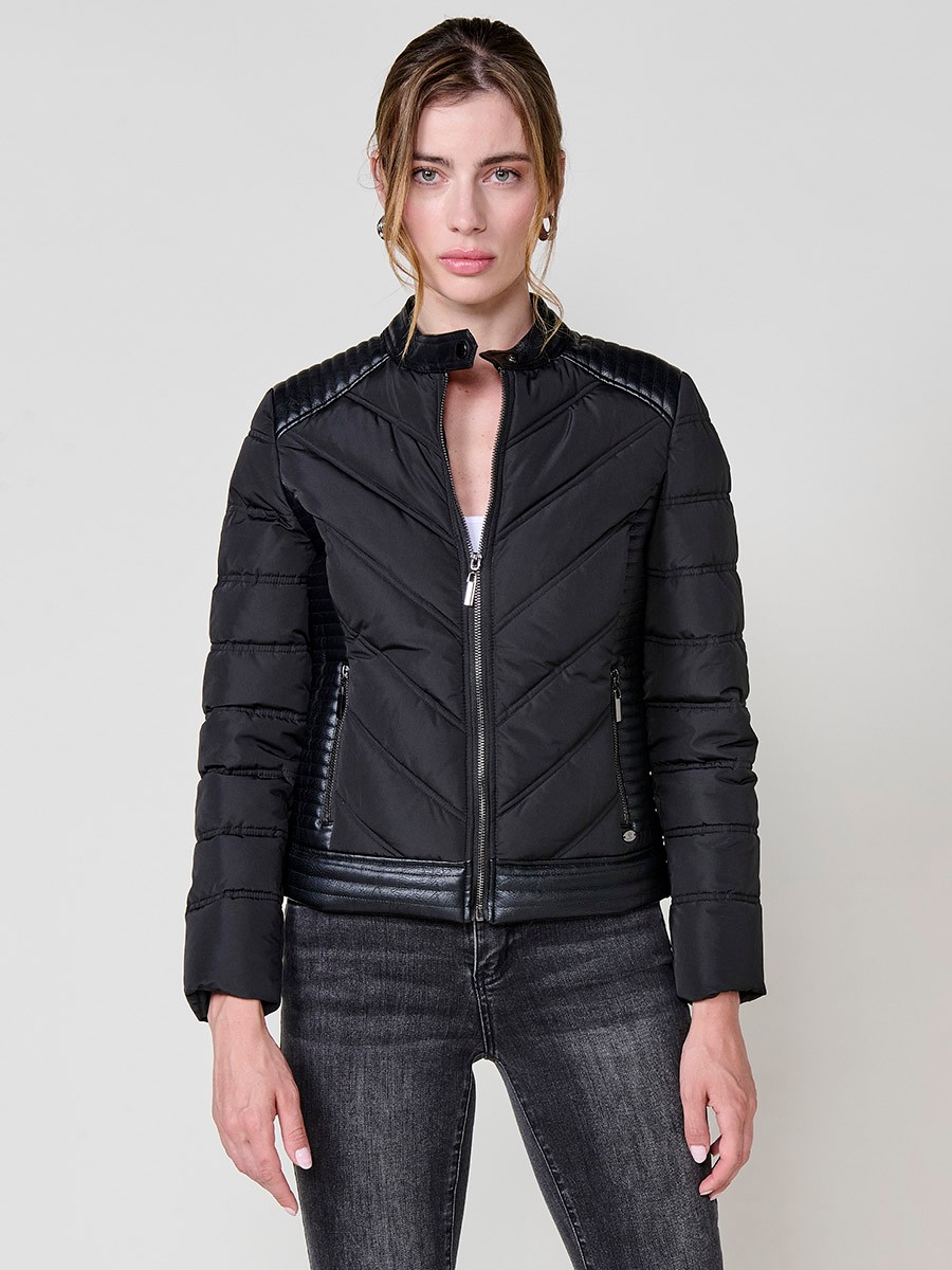 Chaqueta biker de mujer en efecto piel negro, acolchada, con cuello mao, cremalleras metálicas y detalles en hombros.