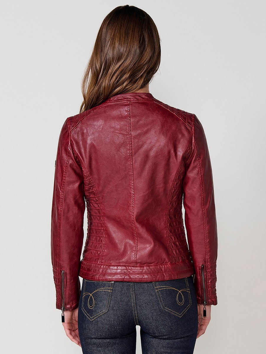 Women’s biker jacket in burgundy faux leather, mao collar, faux fur lining, quilted sleeves and metallic zippers.