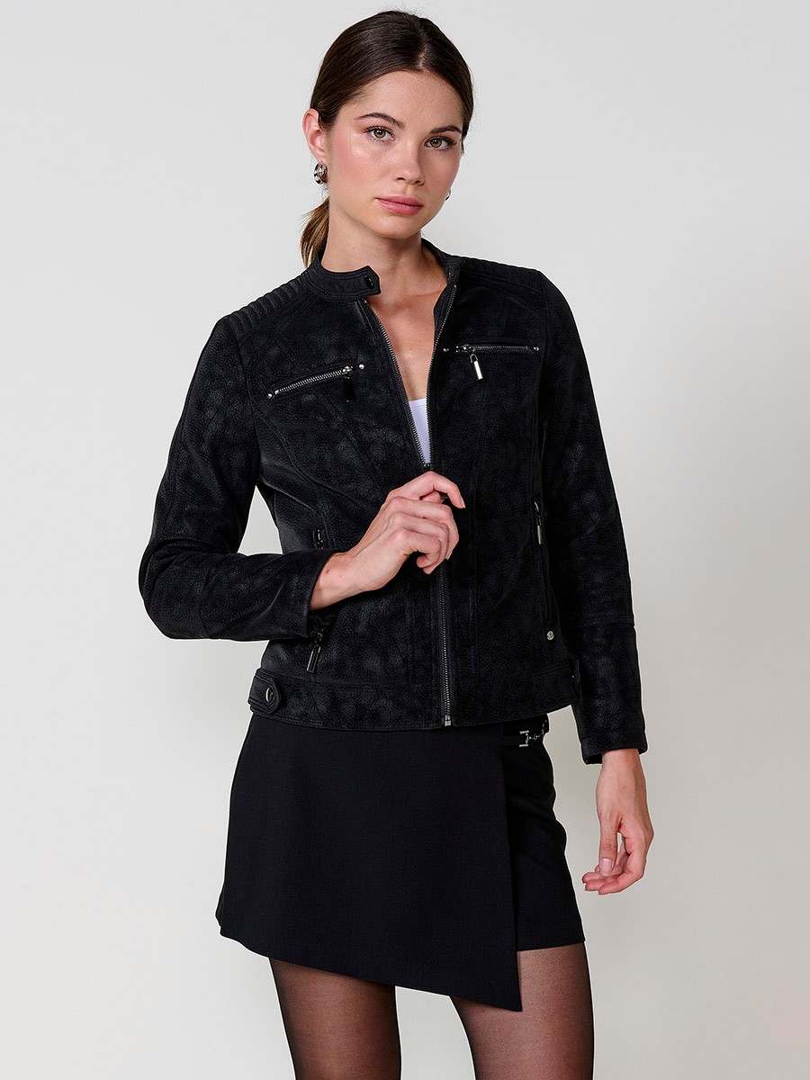Chaqueta efecto piel para mujer con cuello mao, forro animal print acolchado y cremalleras metálicas.