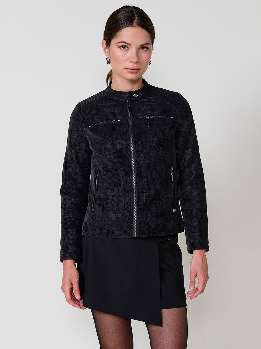 Chaqueta efecto piel para mujer con cuello mao, forro animal print acolchado y cremalleras metálicas.