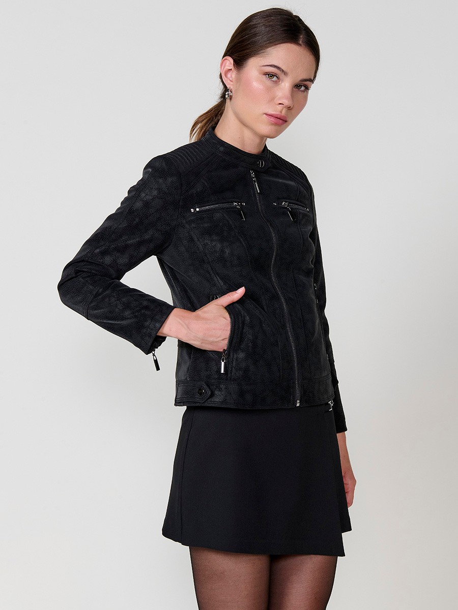 Chaqueta efecto piel para mujer con cuello mao, forro animal print acolchado y cremalleras metálicas.