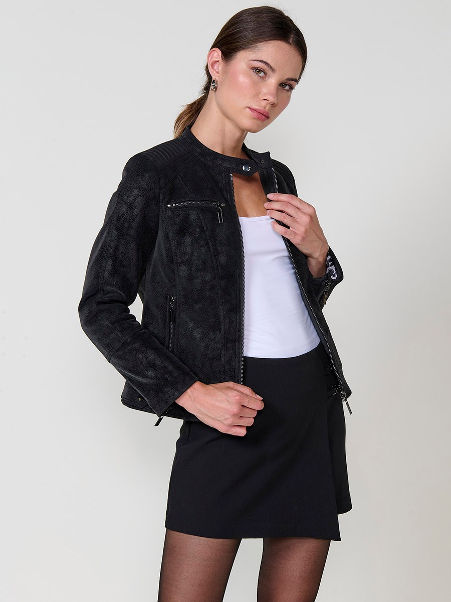 Chaqueta efecto piel para mujer con cuello mao, forro animal print acolchado y cremalleras metálicas.
