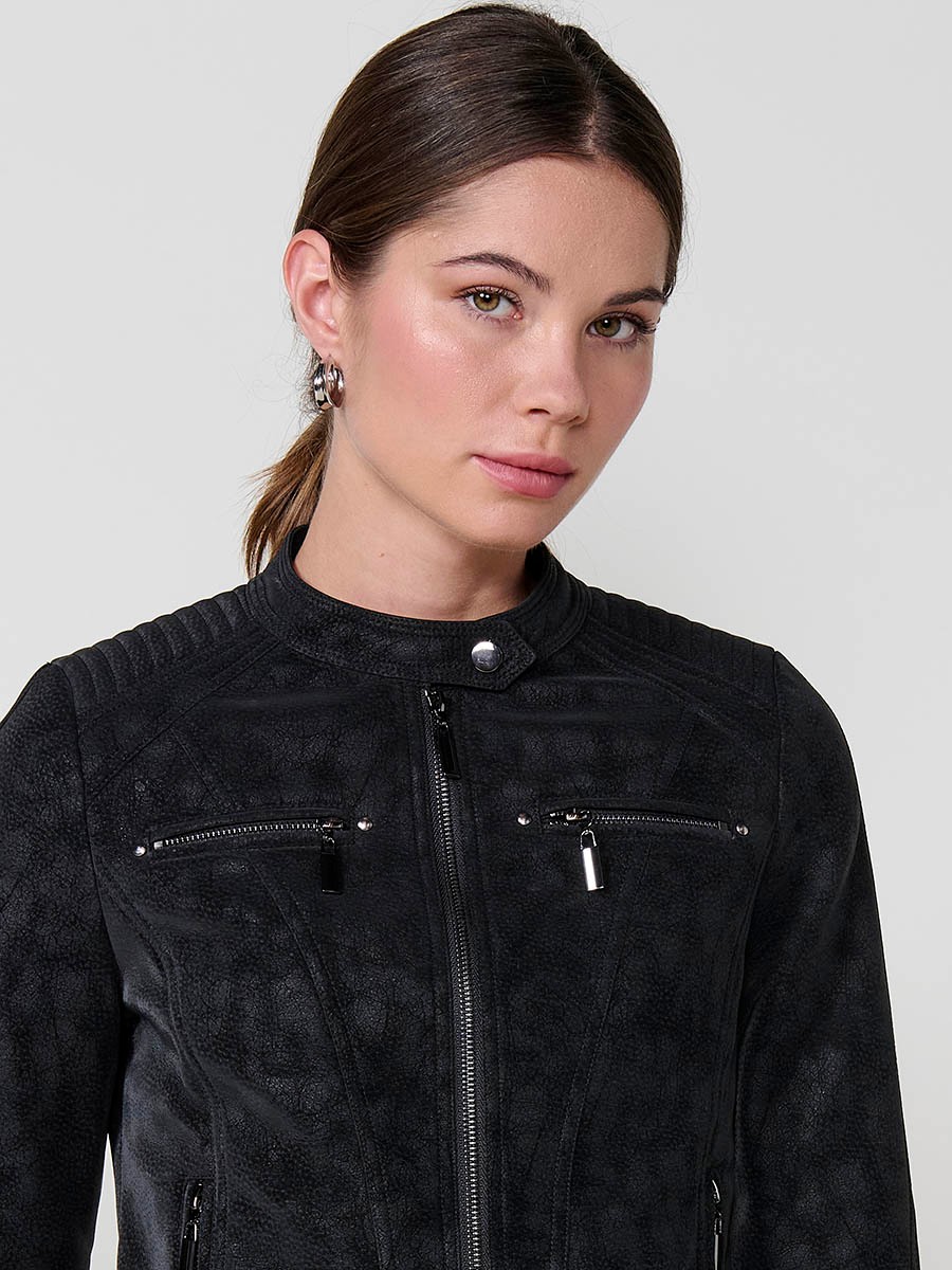 Chaqueta efecto piel para mujer con cuello mao, forro animal print acolchado y cremalleras metálicas.