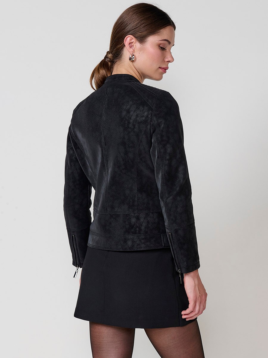 Chaqueta efecto piel para mujer con cuello mao, forro animal print acolchado y cremalleras metálicas.