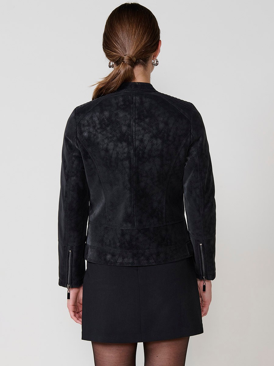 Chaqueta efecto piel para mujer con cuello mao, forro animal print acolchado y cremalleras metálicas.