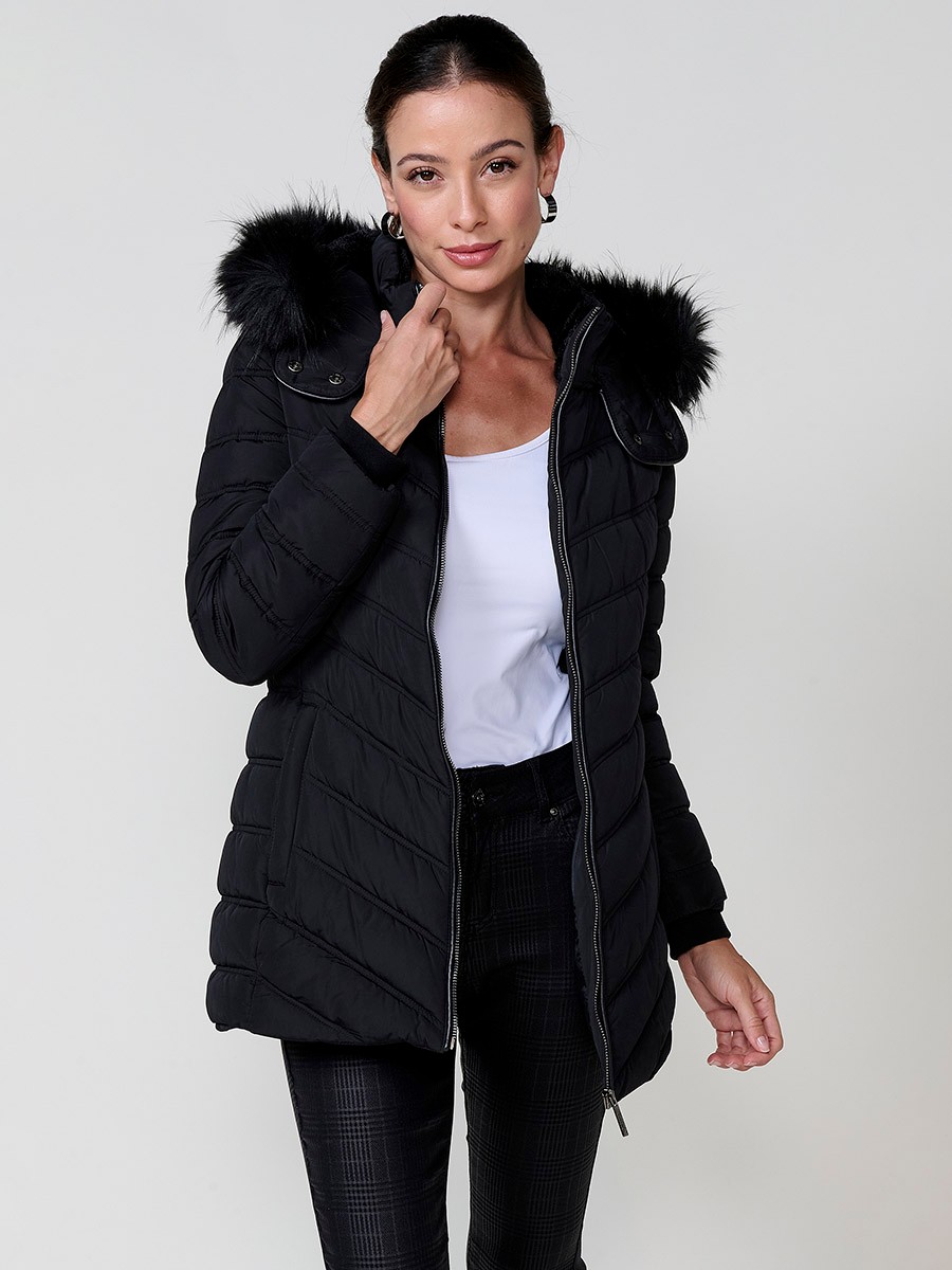 Chaqueta de mujer acolchada en color negro, cuello alto con forro de pelo, capucha extraíble, interior efecto pelo y detalles desmontables.