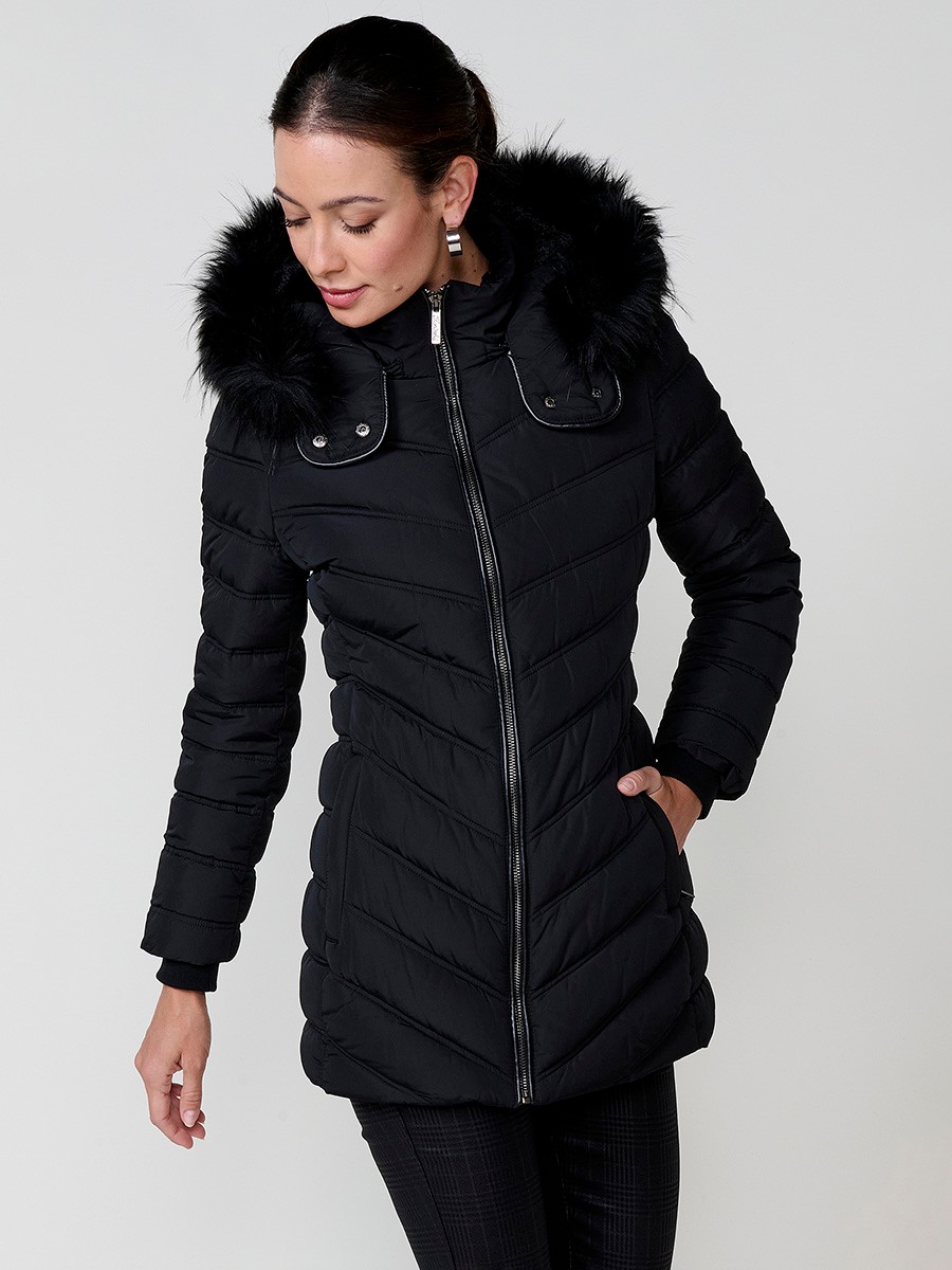 Chaqueta de mujer acolchada en color negro, cuello alto con forro de pelo, capucha extraíble, interior efecto pelo y detalles desmontables.