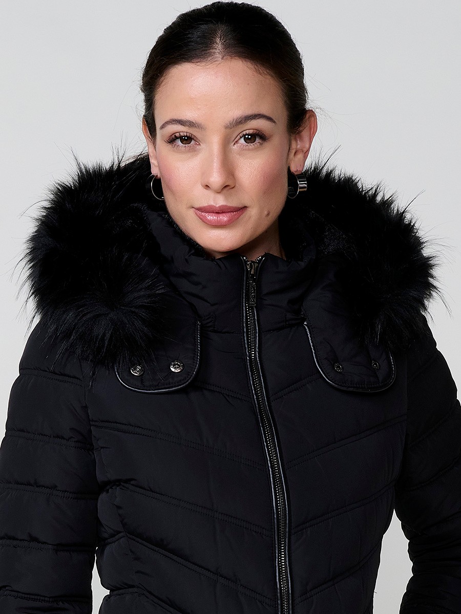 Chaqueta de mujer acolchada en color negro, cuello alto con forro de pelo, capucha extraíble, interior efecto pelo y detalles desmontables.
