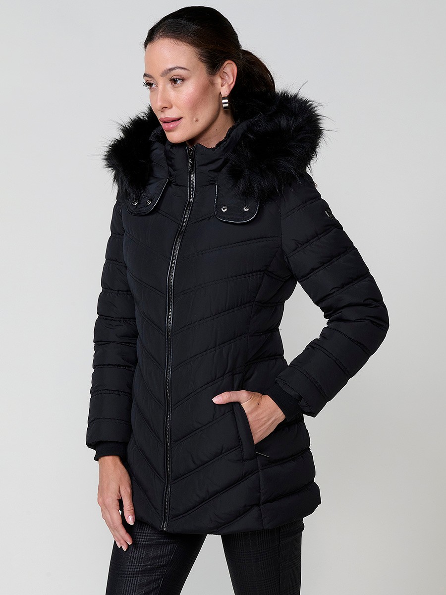 Chaqueta de mujer acolchada en color negro, cuello alto con forro de pelo, capucha extraíble, interior efecto pelo y detalles desmontables.