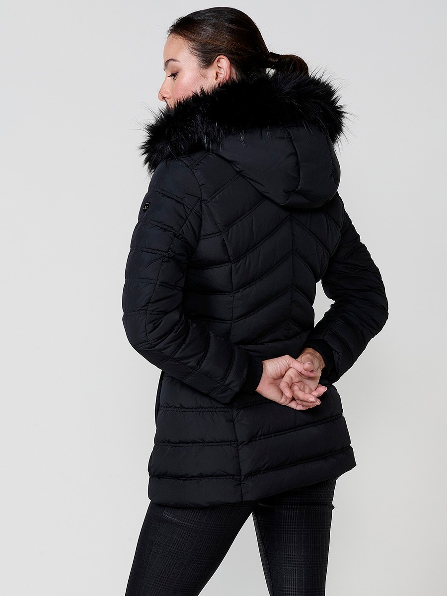 Chaqueta de mujer acolchada en color negro, cuello alto con forro de pelo, capucha extraíble, interior efecto pelo y detalles desmontables.
