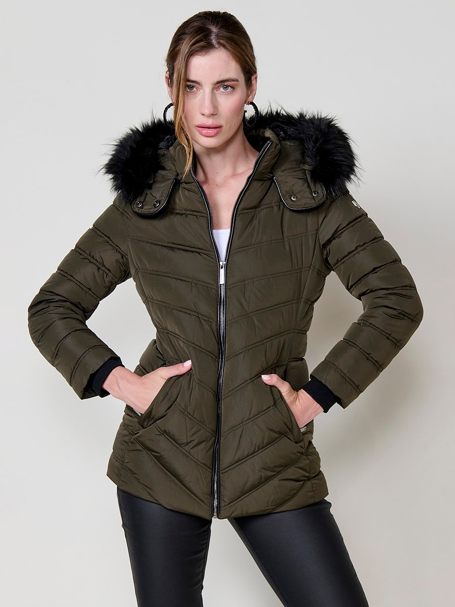 Chaqueta de mujer acolchada en color kaki, cuello alto con forro de pelo, capucha extraíble, interior efecto pelo y detalles desmontables.