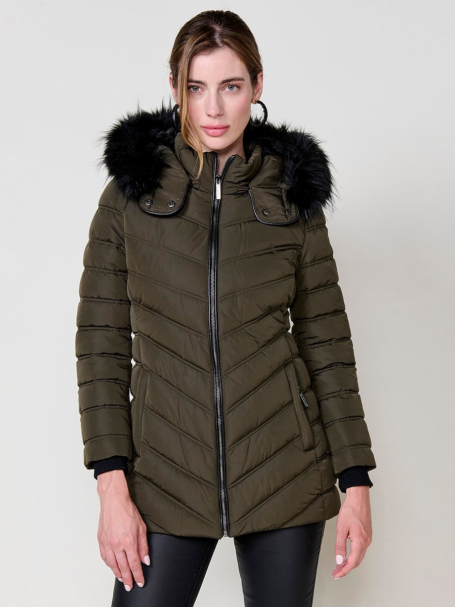 Chaqueta de mujer acolchada en color kaki, cuello alto con forro de pelo, capucha extraíble, interior efecto pelo y detalles desmontables.