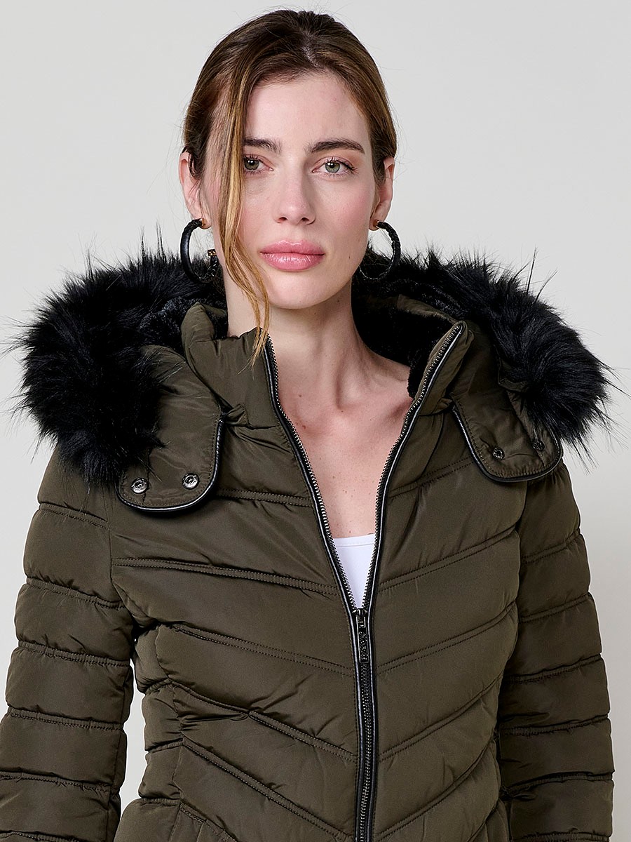Chaqueta de mujer acolchada en color kaki, cuello alto con forro de pelo, capucha extraíble, interior efecto pelo y detalles desmontables.