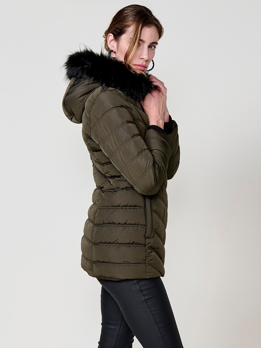 Chaqueta de mujer acolchada en color kaki, cuello alto con forro de pelo, capucha extraíble, interior efecto pelo y detalles desmontables.
