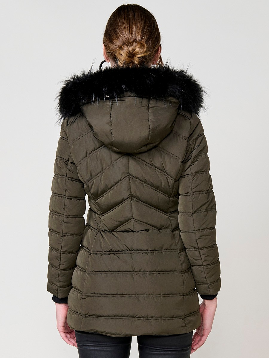 Chaqueta de mujer acolchada en color kaki, cuello alto con forro de pelo, capucha extraíble, interior efecto pelo y detalles desmontables.