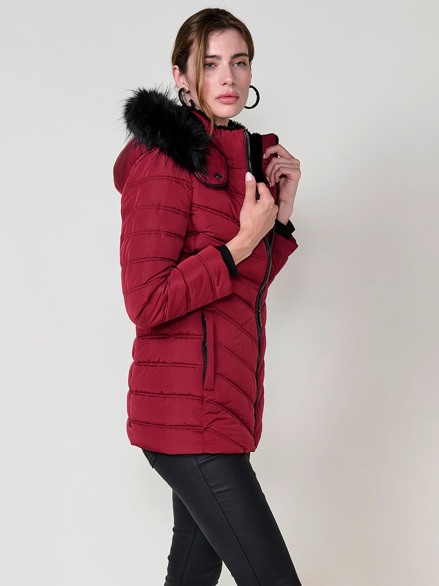 Chaqueta de mujer acolchada en color granate, cuello alto con forro de pelo, capucha extraíble, interior efecto pelo y detalles desmontables.