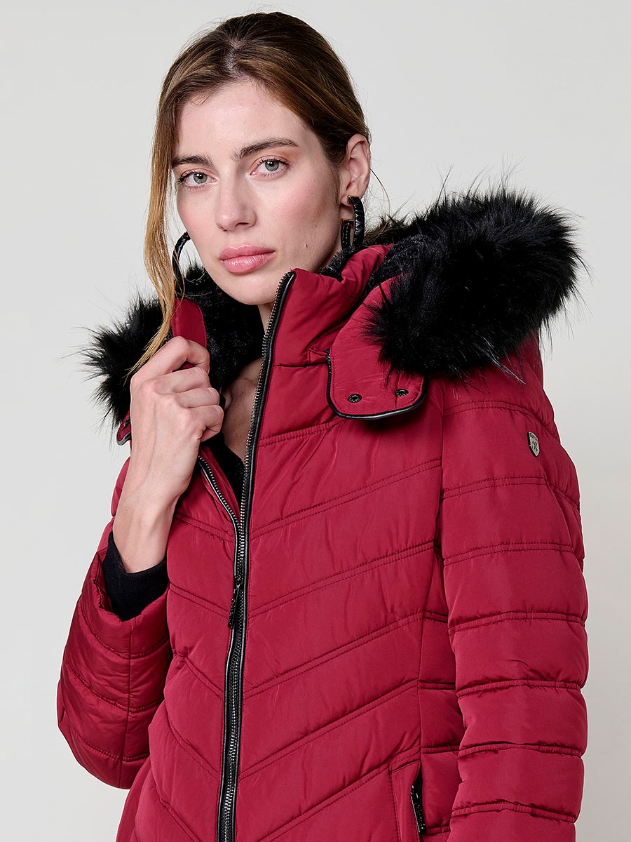 Chaqueta de mujer acolchada en color granate, cuello alto con forro de pelo, capucha extraíble, interior efecto pelo y detalles desmontables.
