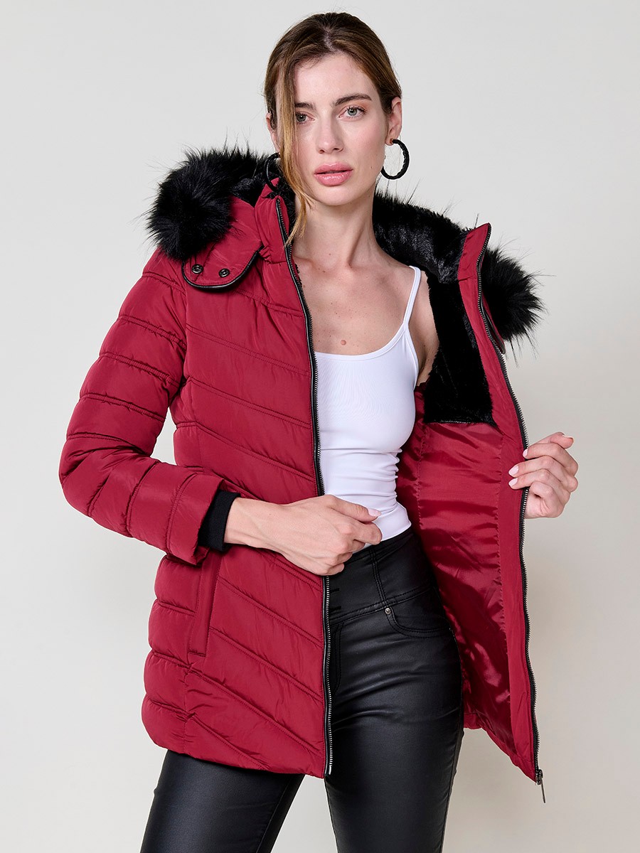 Chaqueta de mujer acolchada en color granate, cuello alto con forro de pelo, capucha extraíble, interior efecto pelo y detalles desmontables.