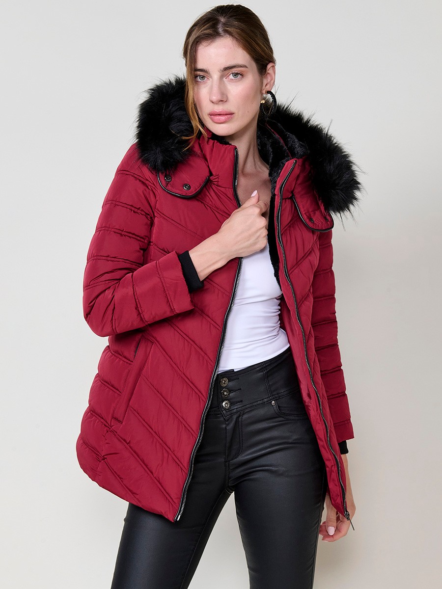 Chaqueta de mujer acolchada en color granate, cuello alto con forro de pelo, capucha extraíble, interior efecto pelo y detalles desmontables.