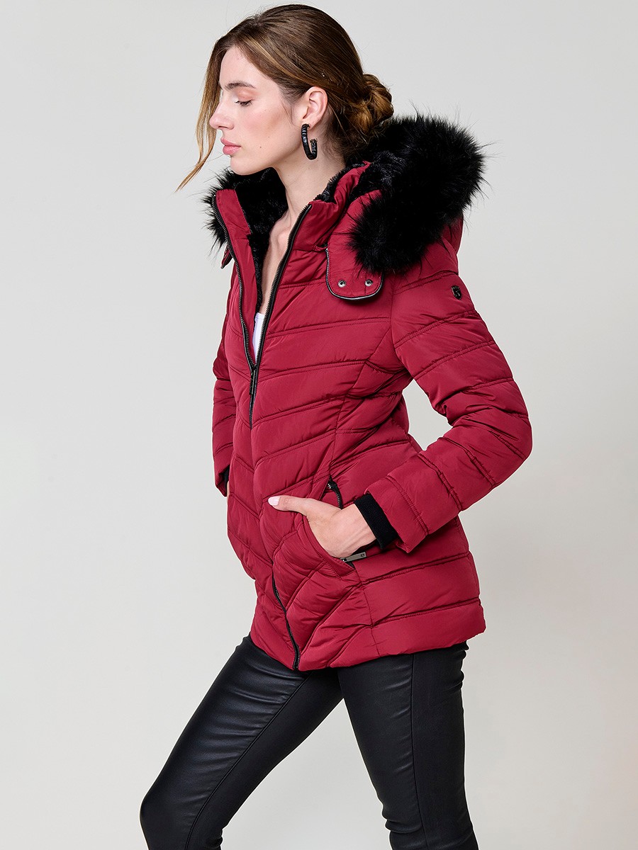 Chaqueta de mujer acolchada en color granate, cuello alto con forro de pelo, capucha extraíble, interior efecto pelo y detalles desmontables.