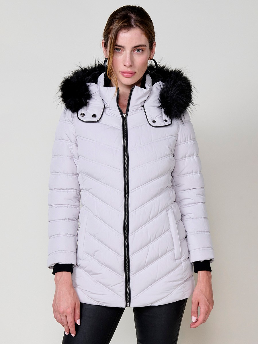 Chaqueta de mujer acolchada en color gris claro, cuello alto con forro de pelo, capucha extraíble, interior efecto pelo y detalles desmontables.
