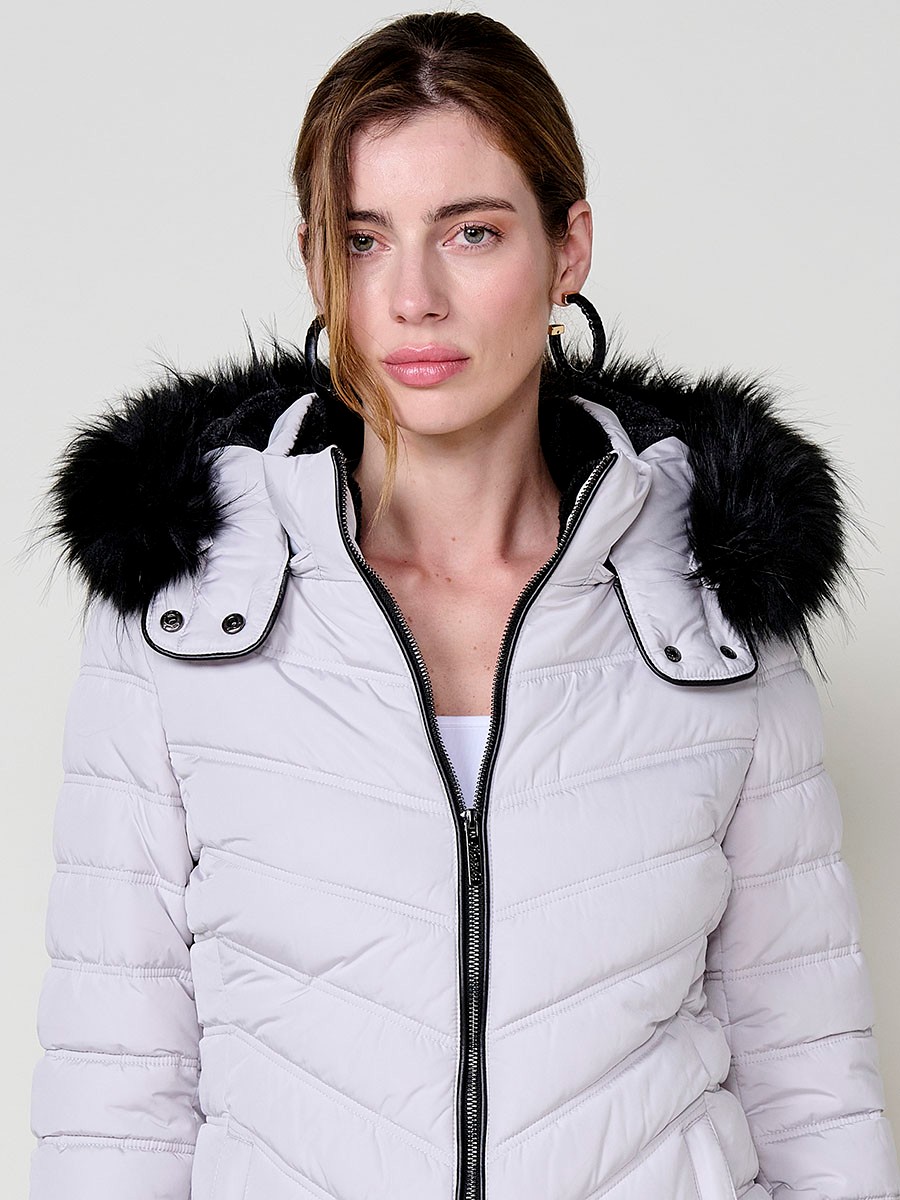 Chaqueta de mujer acolchada en color gris claro, cuello alto con forro de pelo, capucha extraíble, interior efecto pelo y detalles desmontables.