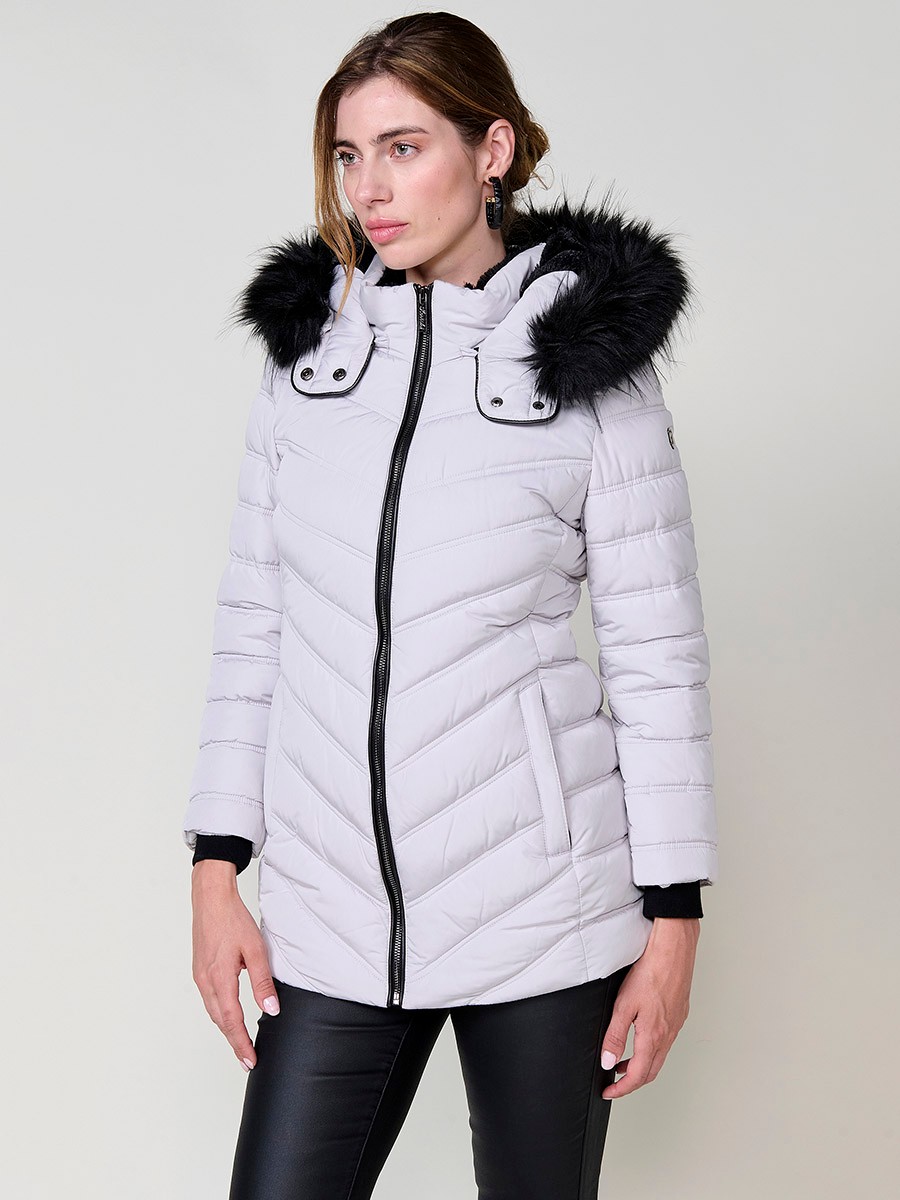 Chaqueta de mujer acolchada en color gris claro, cuello alto con forro de pelo, capucha extraíble, interior efecto pelo y detalles desmontables.