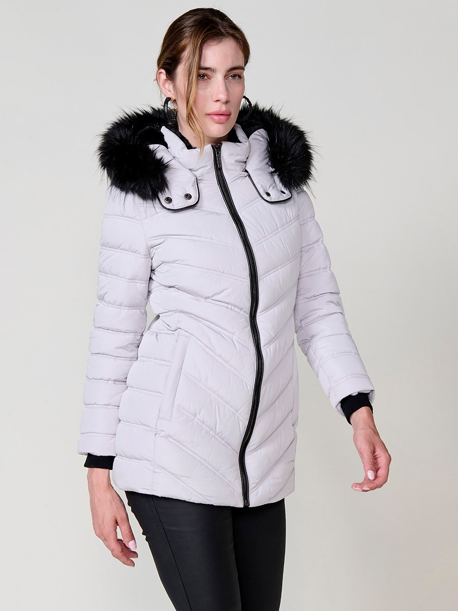 Chaqueta de mujer acolchada en color gris claro, cuello alto con forro de pelo, capucha extraíble, interior efecto pelo y detalles desmontables.