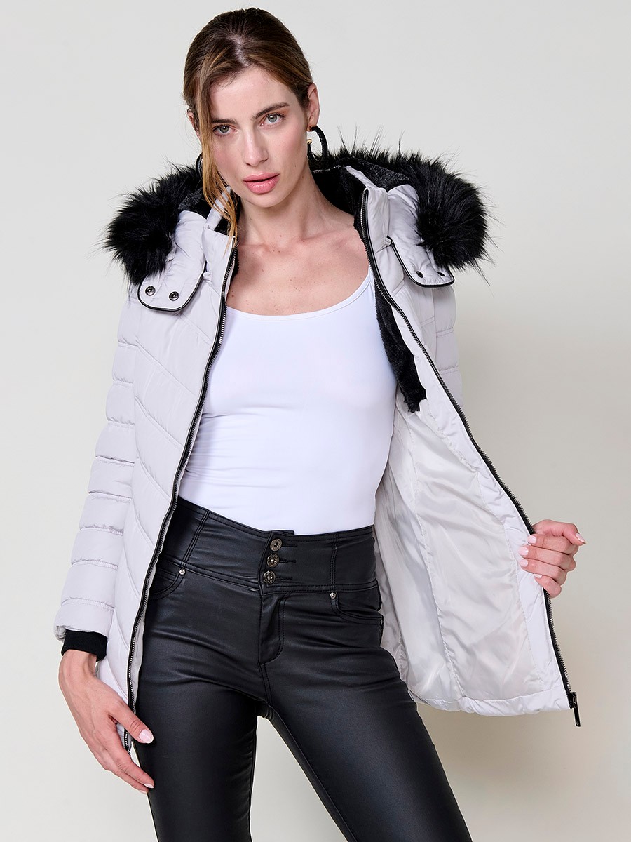 Chaqueta de mujer acolchada en color gris claro, cuello alto con forro de pelo, capucha extraíble, interior efecto pelo y detalles desmontables.