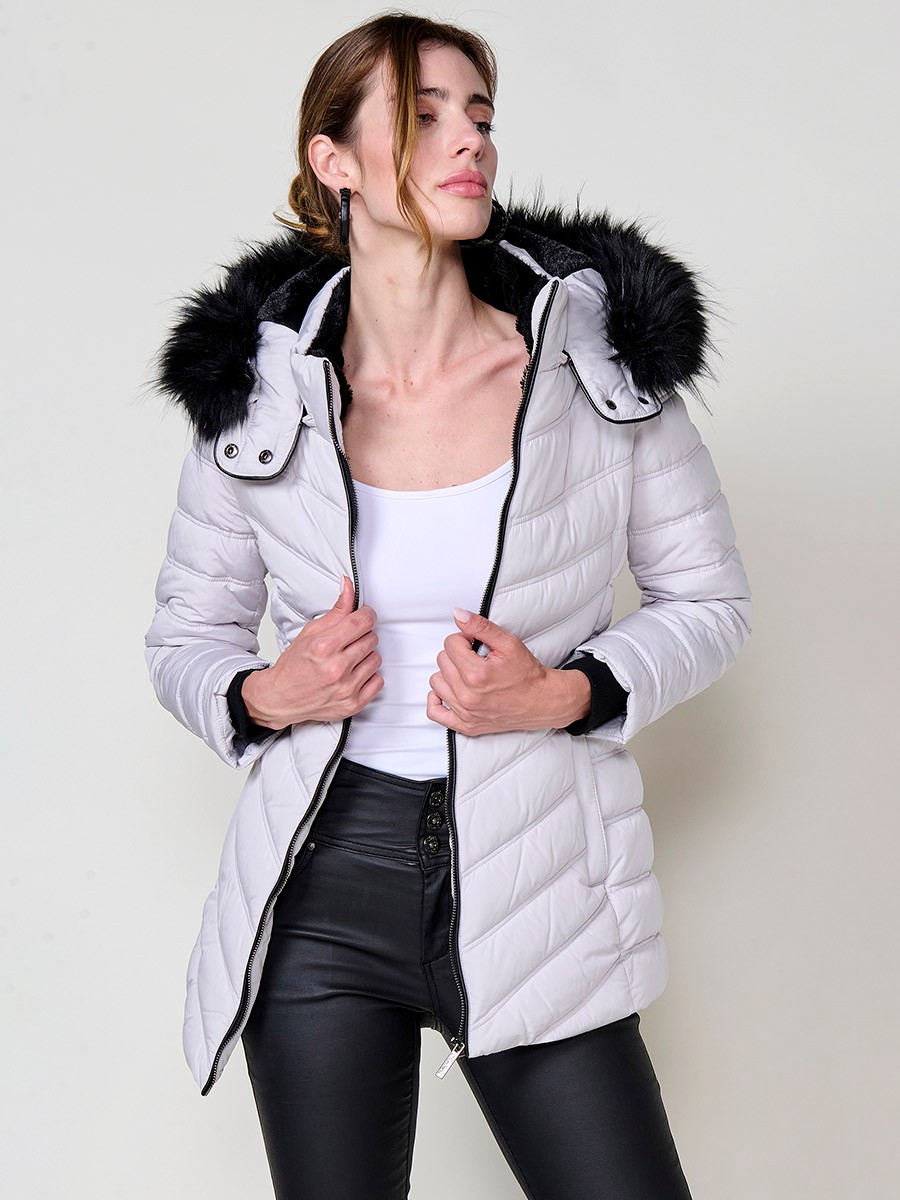 Chaqueta de mujer acolchada en color gris claro, cuello alto con forro de pelo, capucha extraíble, interior efecto pelo y detalles desmontables.