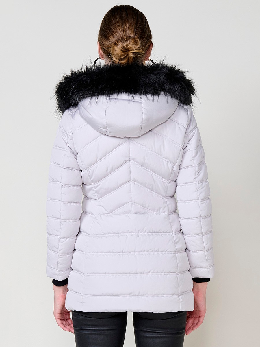 Chaqueta de mujer acolchada en color gris claro, cuello alto con forro de pelo, capucha extraíble, interior efecto pelo y detalles desmontables.
