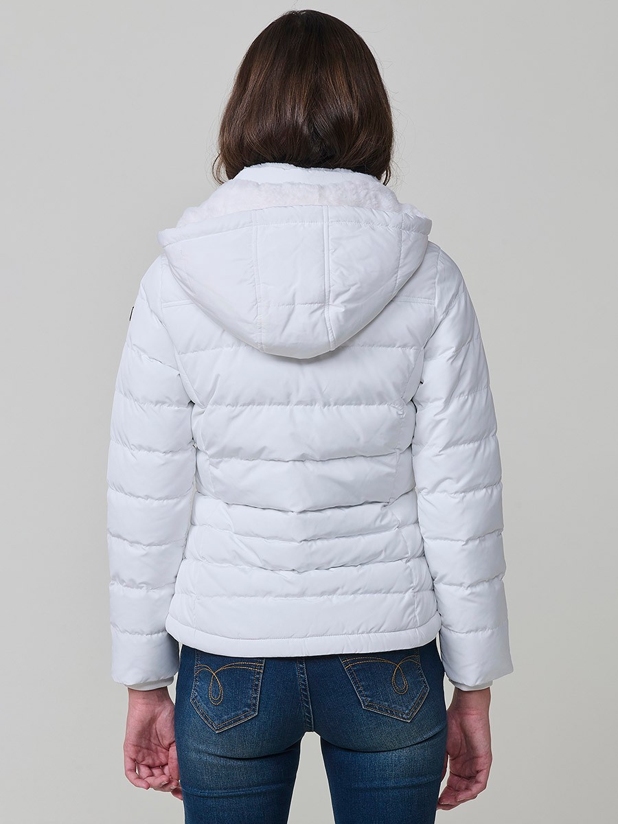 Chaqueta acolchada de mujer en color blanco, con cuello alto, capucha extraíble y forro efecto pelo. Diseño versátil y cálido para un estilo urbano moderno.