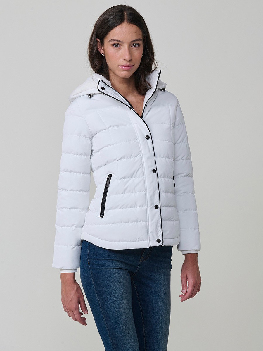 Chaqueta acolchada de mujer en color blanco, con cuello alto, capucha extraíble y forro efecto pelo. Diseño versátil y cálido para un estilo urbano moderno.