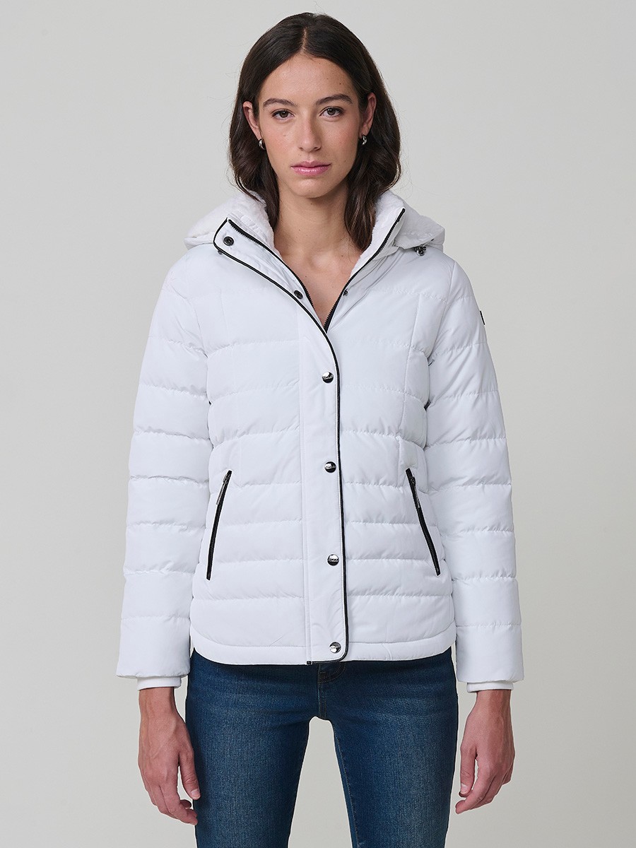 Chaqueta acolchada de mujer en color blanco, con cuello alto, capucha extraíble y forro efecto pelo. Diseño versátil y cálido para un estilo urbano moderno.