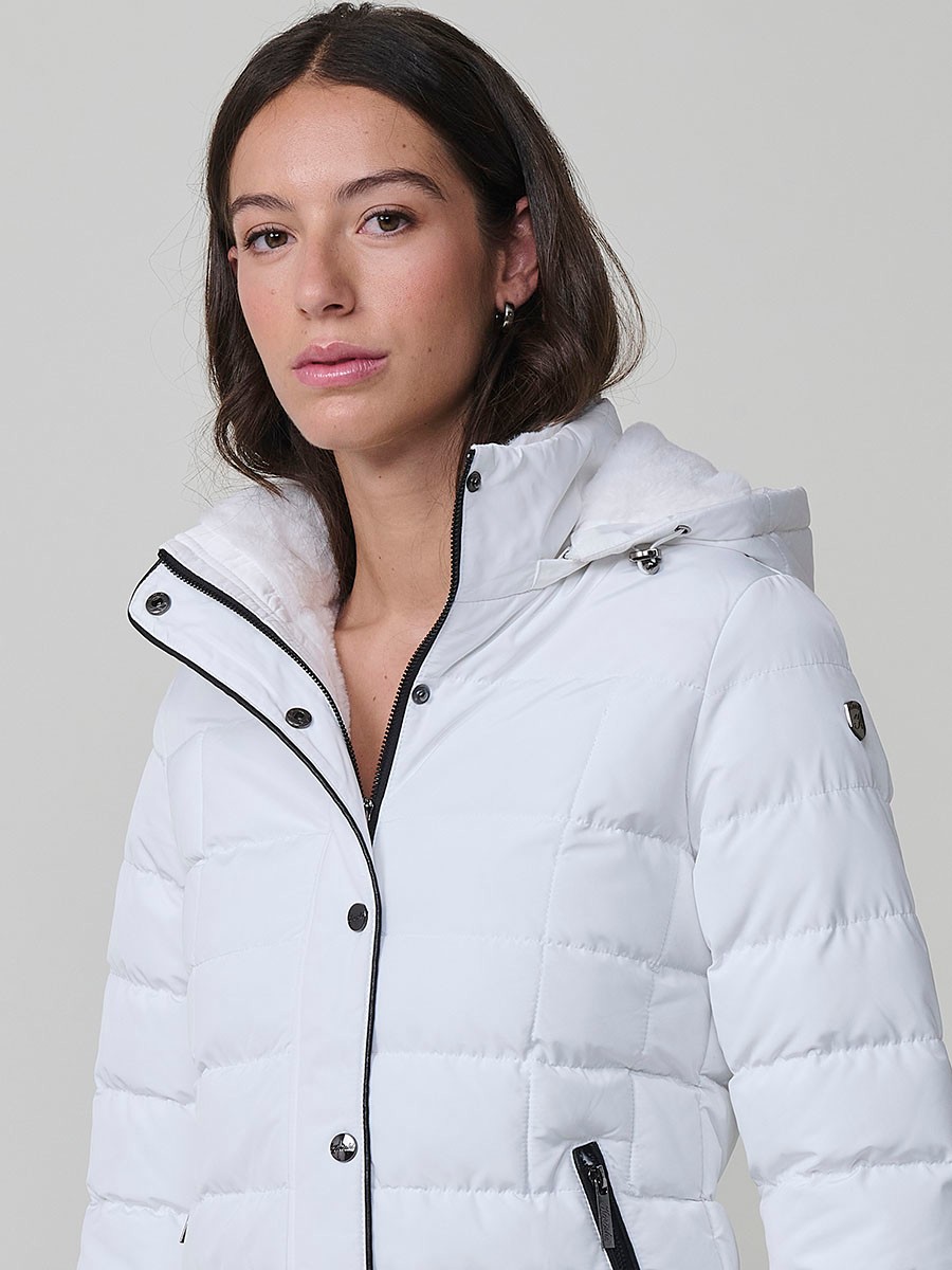 Chaqueta acolchada de mujer en color blanco, con cuello alto, capucha extraíble y forro efecto pelo. Diseño versátil y cálido para un estilo urbano moderno.