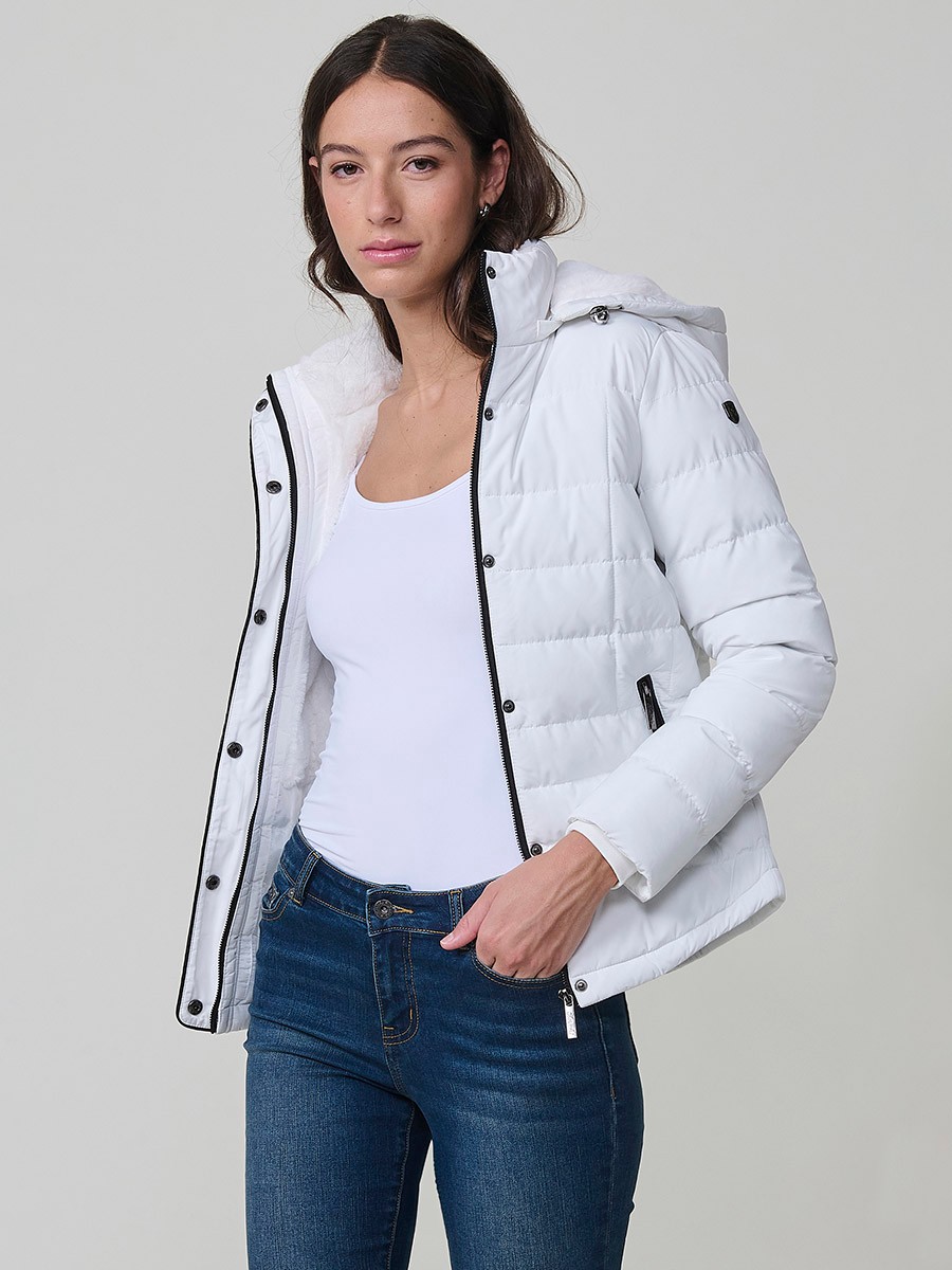 Chaqueta acolchada de mujer en color blanco, con cuello alto, capucha extraíble y forro efecto pelo. Diseño versátil y cálido para un estilo urbano moderno.
