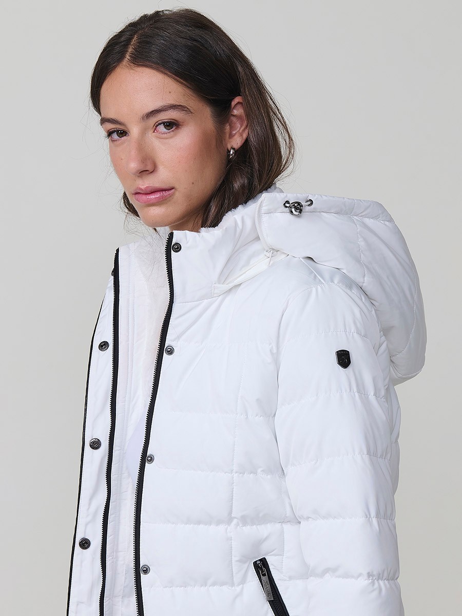 Chaqueta acolchada de mujer en color blanco, con cuello alto, capucha extraíble y forro efecto pelo. Diseño versátil y cálido para un estilo urbano moderno.