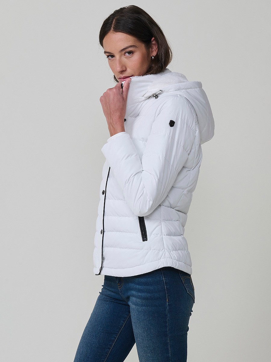 Chaqueta acolchada de mujer en color blanco, con cuello alto, capucha extraíble y forro efecto pelo. Diseño versátil y cálido para un estilo urbano moderno.