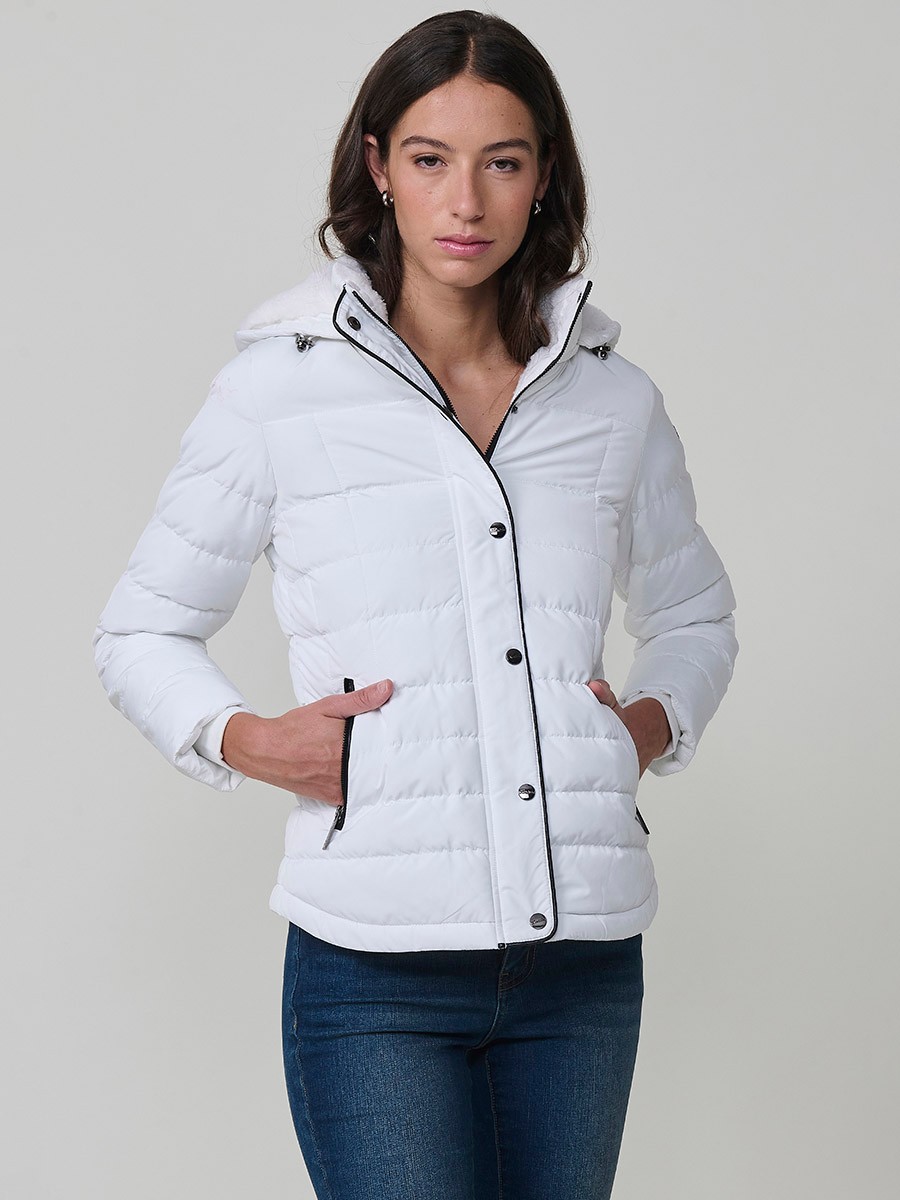 Chaqueta acolchada de mujer en color blanco, con cuello alto, capucha extraíble y forro efecto pelo. Diseño versátil y cálido para un estilo urbano moderno.