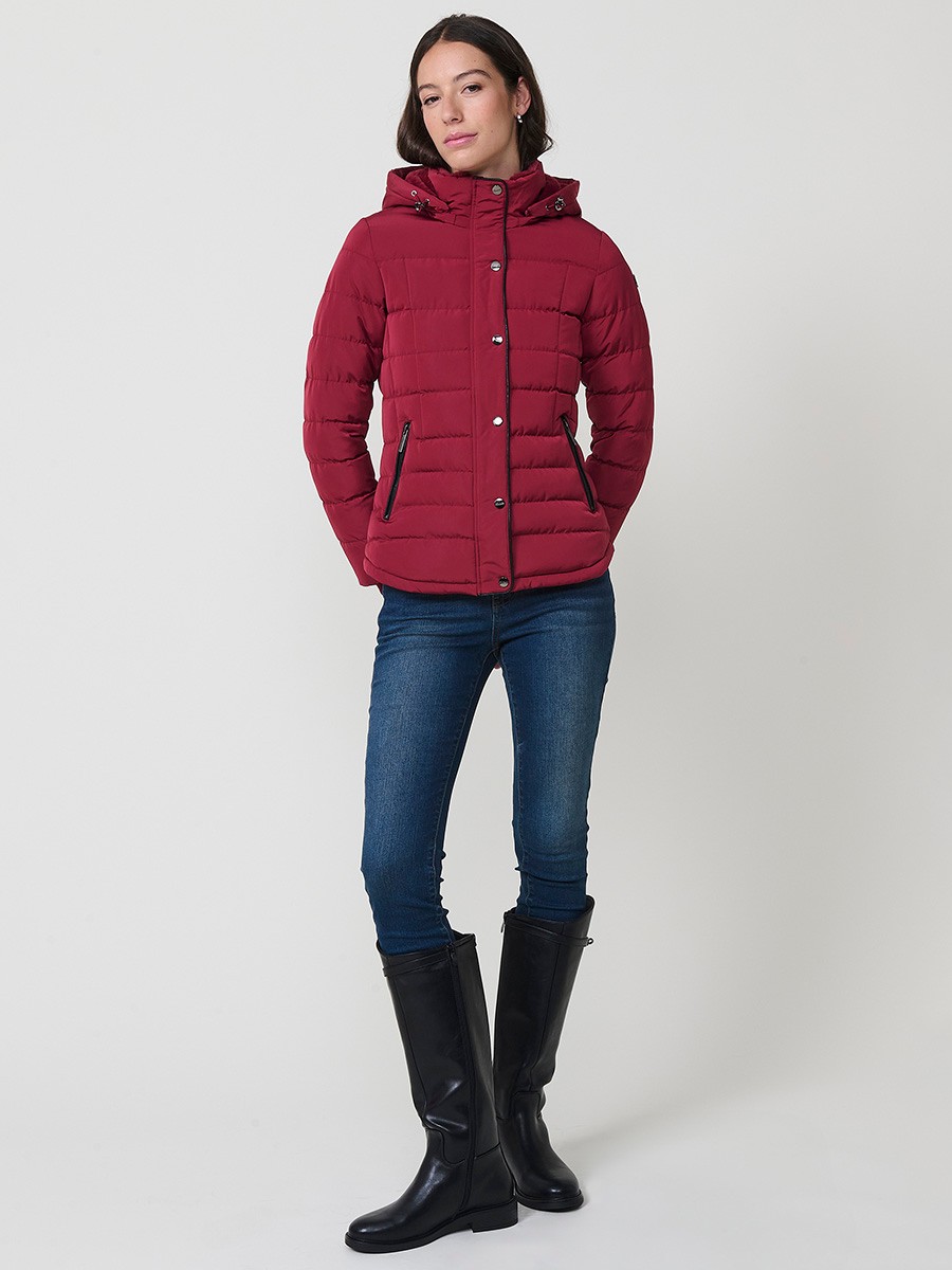 Chaqueta acolchada de mujer en color granate con cuello alto, capucha extraíble y forro efecto pelo. Diseño cálido, funcional y con estilo urbano.