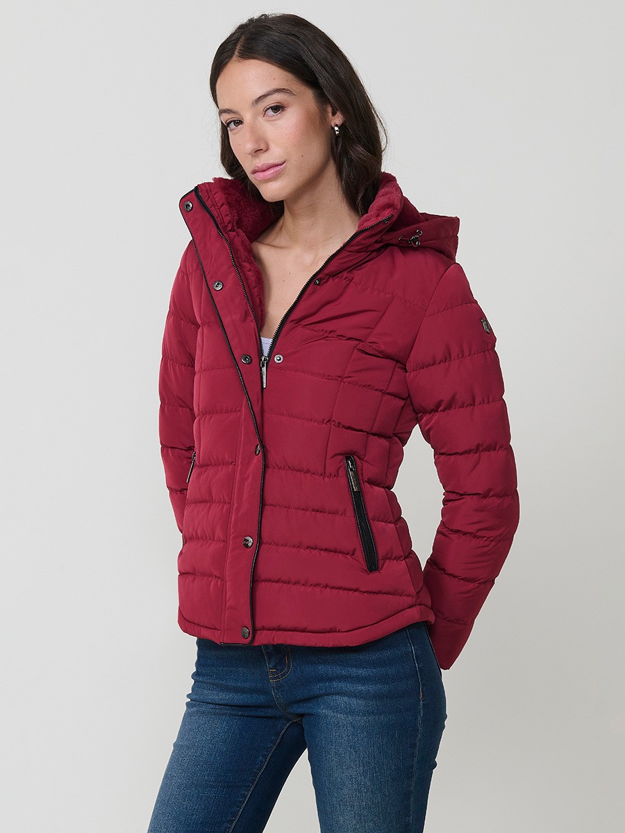 Chaqueta acolchada de mujer en color granate con cuello alto, capucha extraíble y forro efecto pelo. Diseño cálido, funcional y con estilo urbano.