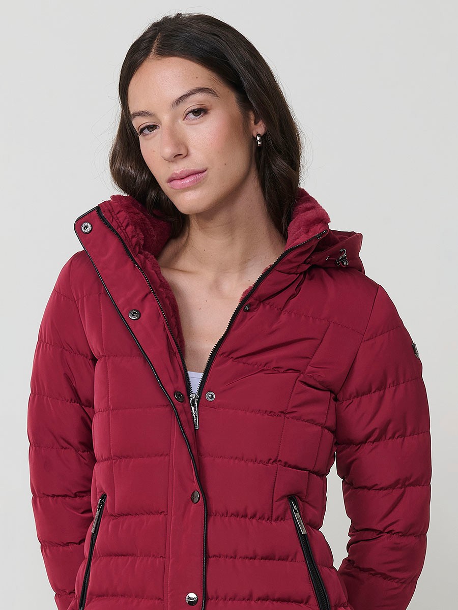 Chaqueta acolchada de mujer en color granate con cuello alto, capucha extraíble y forro efecto pelo. Diseño cálido, funcional y con estilo urbano.