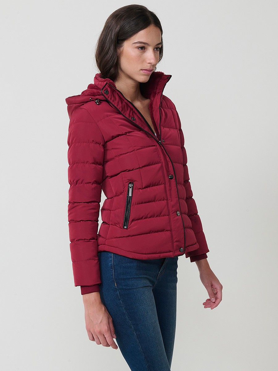 Chaqueta acolchada de mujer en color granate con cuello alto, capucha extraíble y forro efecto pelo. Diseño cálido, funcional y con estilo urbano.