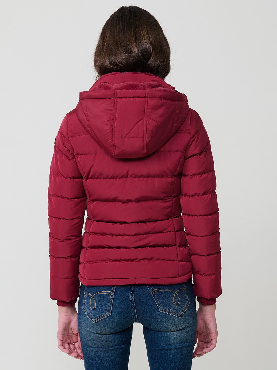 Chaqueta acolchada de mujer en color granate con cuello alto, capucha extraíble y forro efecto pelo. Diseño cálido, funcional y con estilo urbano.